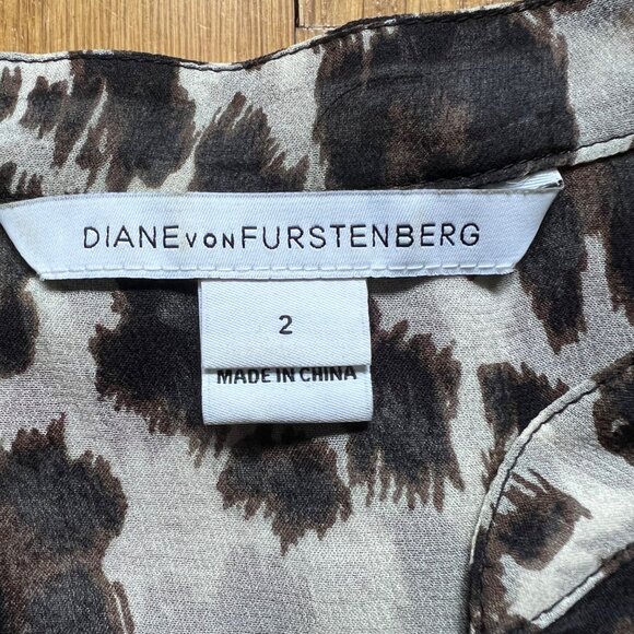 Diane Von Furstenberg Size 2 Leopard Print 100% Silk Chiffon Button-Up Blouse - Picture 2 of 14
